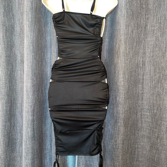 Elegant Black Cut-Out Dress - Picture 2 of 3